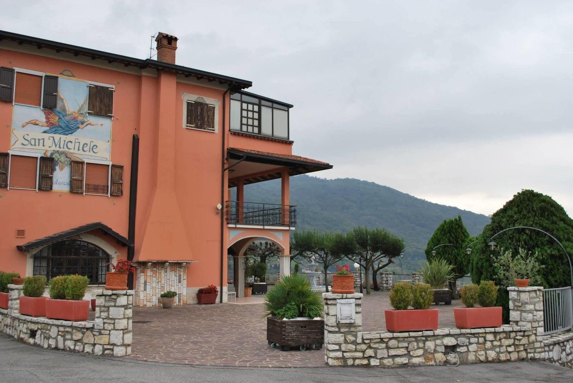 Ristorante Albergo San Michele Ome Buitenkant foto